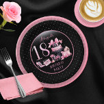 Glam Roze Zwart Mode 18e Verjaardagsfeestje Papieren Bordje<br><div class="desc">Glamoureus Frans couture-geïnspireerd,  roze en zwart "18" 18e verjaardagsontwerp met een petten dooscake,  roze stiletto's en een make-uptas tussen verschillende ongeopende cadeaus en weelderige cupcakes. Perfect voor het vieren van verjaardagsgelegenheden. Age is gemaakt in een onbewerkbare faux pink glitter fon</div>