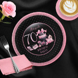 Glam Roze Zwart Mode 70e Verjaardagsfeestje Papieren Bordje<br><div class="desc">Glamoureus Frans couture-geïnspireerd,  roze en zwart "70" 70th birthday design met een petten doos cake,  roze stiletto's en een make-up tas onder verschillende ongeopende cadeaus en weelderige cupcakes. Perfect voor het vieren van verjaardagsgelegenheden. Age is gemaakt in een onbewerkbaar faux pink glitter lettertype.</div>