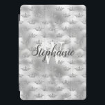 Glam Silver Foil Glitter Crown Pattern Monogram iPad Pro Cover<br><div class="desc">Voeg een aanraking van glamour toe met dit stijlvolle ontwerp,  met een faux glitter crown patroon op een achtergrond van een faux zilveren folie. Personaliseer het met uw initiaal in witte serif doopvont en jouw naam in modern de kalligrafiemanuscript van de houtskool gray.</div>