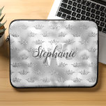 Glam Silver Foil Glitter Crown Pattern Monogram Laptop Sleeve<br><div class="desc">Voeg een aanraking van glamour toe aan uw laptop met dit chemische sleeve,  met een faux glitter crown patroon op een achtergrond van faux Silver folie. Personaliseer het met uw initiaal in witte serif doopvont en jouw naam in modern de kalligrafiemanuscript van de houtskool gray.</div>