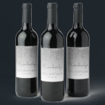 Glam Silver Glitter Drip 50th Birthday Party Wijn Etiket<br><div class="desc">Op deze etiketten van deze flessen van vijftig jaar oude kerven staat een dunne zilveren faux glitter-drip-grens en een zilveren ombre-achtergrond. Pas ze aan met haar naam in het grijze handschrift,  met haar verjaardag en datum hieronder in het sans serif lettertype.</div>