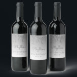 Glam Silver Glitter Drip 80th Birthday Party Wijn Etiket<br><div class="desc">Deze etiketten van de 80ste verjaardag van de chic-wijnfles zijn voorzien van een sparkly zilveren faux glitter-dripgrens en een zilverkleurige achtergrond. Personaliseer hen met de naam van de gast van eer in grijs handschrift manuscript,  met haar verjaardag en datum hieronder in serif doopvont.</div>