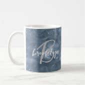 Glam Stof Blauw Stardust Krullen Script Monogram Koffiemok (Links)
