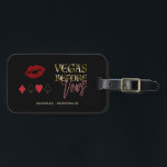 Glam Vegas Voor Vows Casino Bachelorette Bagagelabel<br><div class="desc">Vegas Voor Vows Bachelorette Weekend. Dit ontwerp kenmerkt "Vegas Before Vows"typografie met gouden gradiëntbekleding en neonteksteffect; op het achterspeelkaartpak. Gebruik het gereedschap Personaliseren om je gegevens toe te voegen. Voor meer,  bezoek alsjeblieft mijn Casino Bachelorette Collectie.</div>