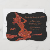 Glam Witch vliegt op Broom Halloween Party Kaart (Achterkant)