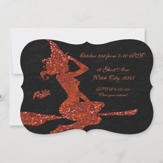 Glam Witch vliegt op Broom Halloween Party Kaart (Achterkant)