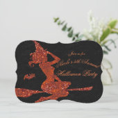 Glam Witch vliegt op Broom Halloween Party Kaart (Staand voorkant)