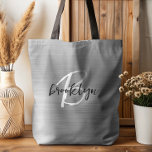 Glam Zilver Geborsteld Metaal Zwart Wit Monogram Tote Bag<br><div class="desc">Deze elegante gepersonaliseerde canvas tas is voorzien van een monogram en voornaam in een modern zwart-wit script op een glam zilveren geborstelde metalen achtergrond.</div>