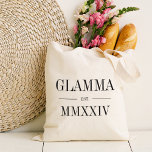 Glamma Romeins cijfer jaar vastgesteld Tote Bag<br><div class="desc">Dit strakke minimalistische tas is een moderne minimalistische canvas tas om een chique oma te vieren en is voorzien van "Glamma" of uw oma-bijnaam in zwarte serif letters. Aanpassen met het jaar dat ze een grootmoeder werd onder in elegante Romeinse cijfers voor een chique touch.</div>