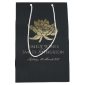 GLAMOROUS GOLD BLUE BLACK LOTUS FLORAL WEDING MEDIUM CADEAUZAKJE (Voorkant)