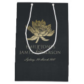 GLAMOROUS GOLD BLUE BLACK LOTUS FLORAL WEDING MEDIUM CADEAUZAKJE (Achterkant)