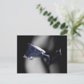 Glamour meisje dat in jeans shorts poist, perfect  briefkaart (Staand voorkant)