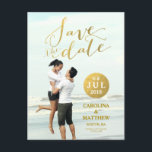 Glamour met goudfolie | Foto's opslaan van het Bri Aankondigingskaart<br><div class="desc">Gouden folie Glamour Handschrift | Foto: Save the Date Briefkaart. Elke Clarke© Beschikbaar op www.zazzle.com/monogramgallery. Modern minimalistisch foto overlay ontwerp met de woorden "Save the Date" in gouden handschrift. Een gouden stip voor de trouwdatum en gouden tekst voor de bruid en bruidegom namen en bruiloft aankondiging informatie tekst. Goudfolie is...</div>