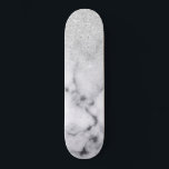 Glamoureus Silver White Glitter Marmer Gradient Persoonlijk Skateboard<br><div class="desc">Dit elegante en girale ontwerp is perfect voor de trendy en stijlvolle fashionista. Het is voorzien van een faux, zilveren, dunne glitter ombre-gradiënt op een zwarte en witte, marmer-stenen patroonachtergrond. Het is glamoureus, chic, luxueus, modern en klassiek. ***BELANGRIJKE NOTA VAN HET ONTWERP: Voor om het even welk verzoek van het...</div>