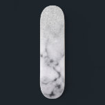 Glamoureus Silver White Glitter Marmer Gradient Persoonlijk Skateboard<br><div class="desc">Dit elegante en girale ontwerp is perfect voor de trendy en stijlvolle fashionista. Het is voorzien van een faux, zilveren, dunne glitter ombre-gradiënt op een zwarte en witte, marmer-stenen patroonachtergrond. Het is glamoureus, chic, luxueus, modern en klassiek. ***BELANGRIJKE NOTA VAN HET ONTWERP: Voor om het even welk verzoek van het...</div>