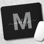 Glamoureus zwart-wit naam monogram muismat<br><div class="desc">Gepersonaliseerde Elegant Modern Zwart-wit Script Initiaal Monogram Muismat. Voeg een vleugje sophisticatie toe aan uw werkruimte met dit chique muismatje. Het beschikt over een strak grijs initiaal gecentreerd op een heldere zwarte achtergrond, aangevuld met een strak en modern design. Deze muismat combineert elegantie met praktische bruikbaarheid en is ideaal voor...</div>