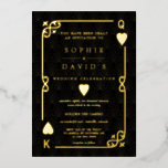 Glamoureuze GOUDFOLIE Casino Las Vegas Poker Huwel Folie Uitnodiging<br><div class="desc">Uniek Casino Royale, ECHT GOUDEN FOLIE kaartontwerp. Het heeft een vintage art deco stijl, een Roaring Twenties oude Hollywood gebroken frame met namaak gouden folie Fleur-de-lis, harten, Q en K op twee hoeken (die speelkaarten simuleren), op een gouden zwarte Art Deco patroon achtergrond. Speciale teksten worden gebruikt zoals in een...</div>