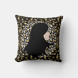 Glamoureuze vrouw op tweetone luipaard afdrukken kussen