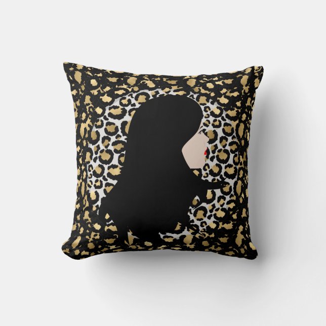 Glamoureuze vrouw op tweetone luipaard afdrukken kussen (Voorkant)