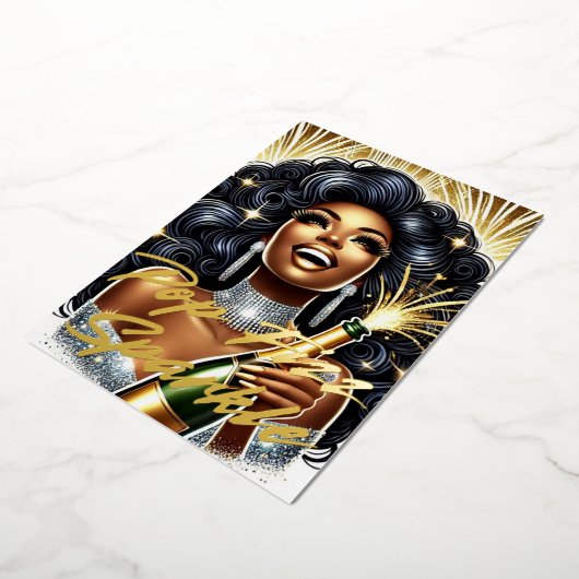 Glamoureuze zwarte vrouw die champagne laat spuite folie feestdagenkaart (Gedraaid)