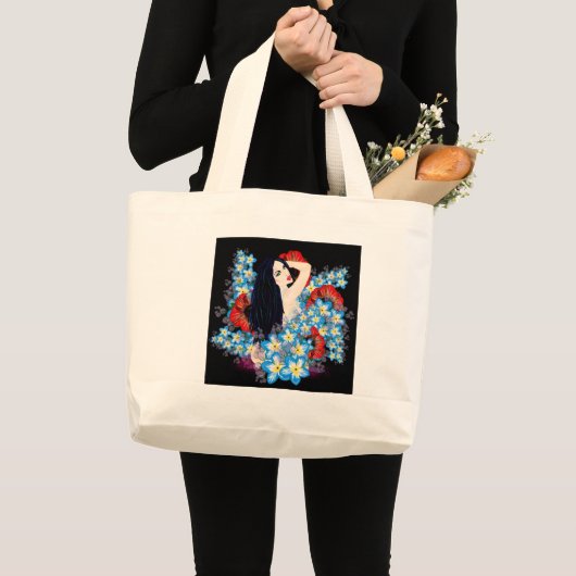 Glamourmodel in klaproos bloembed, kunst door Leah Grote Tote Bag (Voorkant (product))