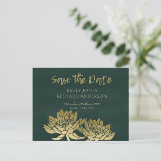 GLAMOURUS GOUDE GROENE LOTUSBLOEMEN SAVE THE DATE AANKONDIGINGSKAART (Staand voorkant)
