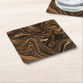 Glanzend bruin vocht in de donker kartonnen onderzetters (Schuin)