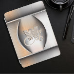 Glanzend geborsteld staal monogram iPad pro cover<br><div class="desc">Deze prachtige iPad case is versierd met een zeer realistische geborsteld staal imitatie met schaduwen en hoogtepunten. In het midden, als een hartopening, opent het metaal om je monogram te onthullen, geschreven met prachtige letters in script en sans serif lettertypen, elegant doorweven en waarvan de schaduwen en lichten embossing en...</div>