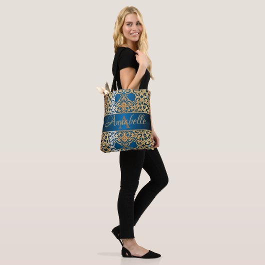   glanzend goud en blauw juwelen tote bag (Op model)