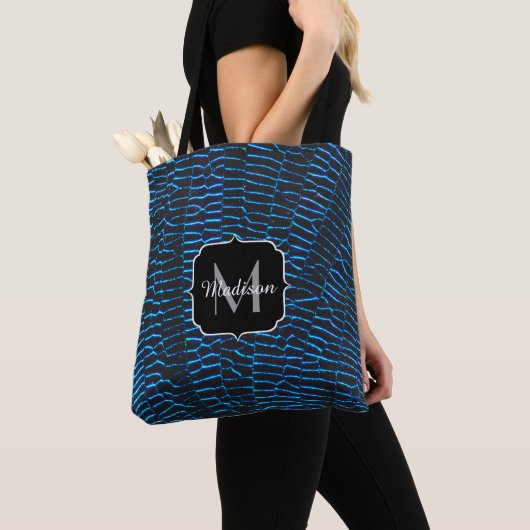 Glanzend metallic levendig blauw abstract Monogram Tote Bag (Dichtbij)