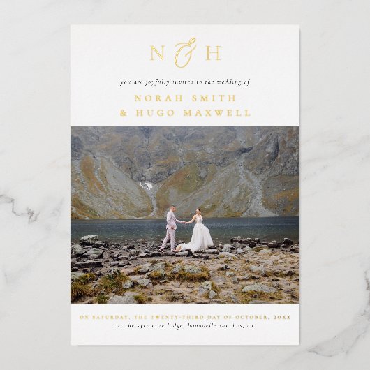 Glanzend monogram allen in één QR-Code Fotobruilof Folie Uitnodiging (Voorkant)