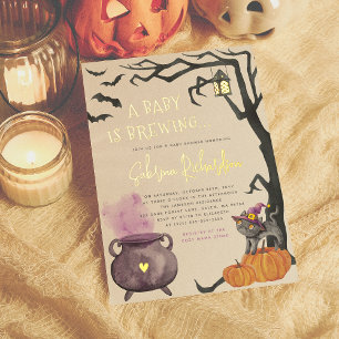 Glanzende A Baby Is Brewing Meisje Halloween Baby  Folie Uitnodiging