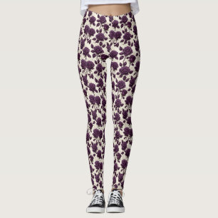 Glanzende donkerpaarse rozen op een ivoorkleurige  leggings