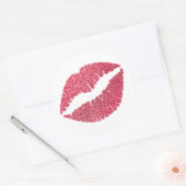 Glanzende karmozijnrode lippenprint ronde sticker (Envelop)
