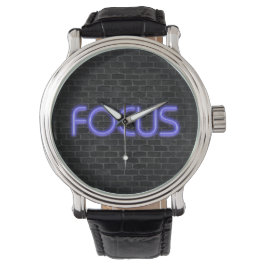 glanzende neon Focus-tekst op baksteen Horloge