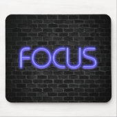 glanzende neon Focus-tekst op baksteen Muismat (Voorkant)