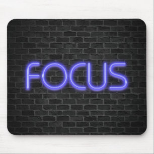 glanzende neon Focus-tekst op baksteen Muismat