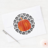 Glanzende Oranje herfst pompoen wit zwart damast Ronde Sticker (Envelop)