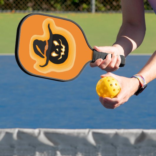 Glanzende pompoen heks op Sinaasappel Pickleball Paddle (Insitu)