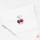 Glanzende rode kersen ronde sticker (Envelop)