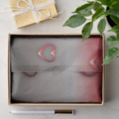 glanzende rode metalen harten op rood naar zwart o tissuepapier (Geschenk)