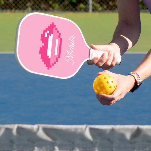 Glanzende roze lippen mond logo op maat pickleball paddle (Insitu)