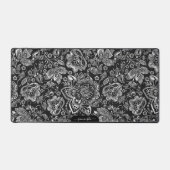 Glanzende zilveren bloemendamast op zwart monogram bureaumat (Voorkant)