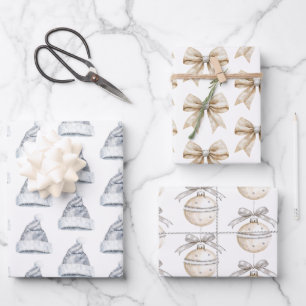 Glanzende zilveren kerstmannenhoeden strikken kers inpakpapier vel