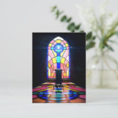 Glas in lood raam licht door een kerk briefkaart (Staand voorkant)
