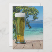 Glas licht bier op het strand kaart (Achterkant)