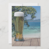 Glas licht bier op het strand kaart (Achterkant)