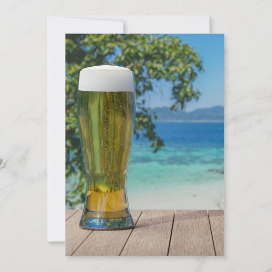 Glas lichtbier op het strand kaart (Achterkant)