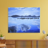 Glas meer, spiegelreflecties, vogels, wolken canvas afdruk (Insitu (Woonkamer))