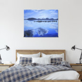 Glas meer, spiegelreflecties, vogels, wolken canvas afdruk (Insitu (Slaapkamer))